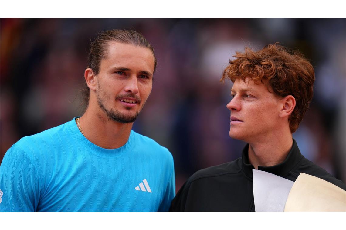 Zverev (l) will Sinner nicht schon wieder die Trophäe überlassen. (Archivbild)