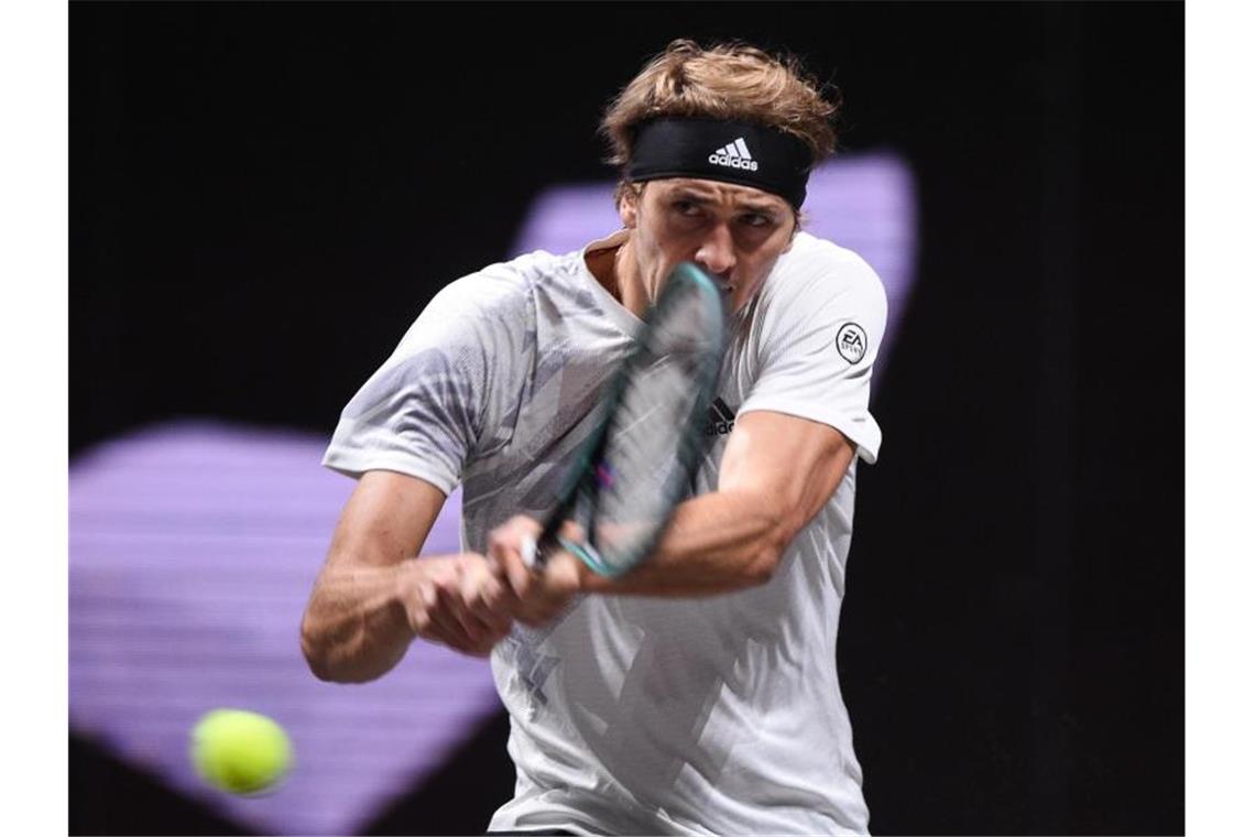 Zverev spielt eine Rückhand - und hat auch das zweite ATP-Turnier in Köln gewonnen. Foto: Jonas Güttler/dpa