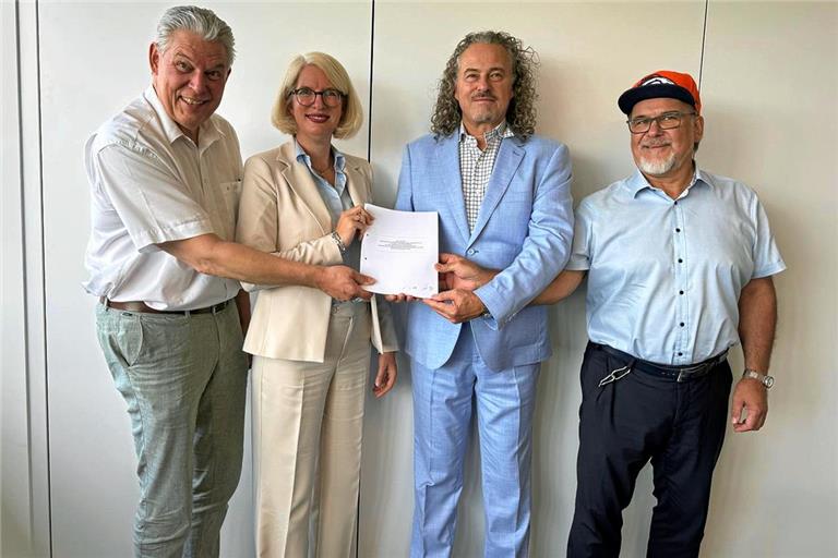 ZVW-Geschäftsführer Ullrich Villinger und Ruth Betz übernehmen die Geschäfte von BKZ-Geschäftsführer Peter Janus und Uwe Freitag (von links). Foto: privat