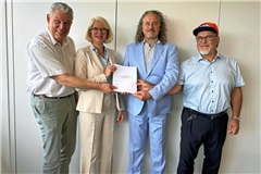 ZVW-Geschäftsführer Ullrich Villinger und Ruth Betz übernehmen die Geschäfte von BKZ-Geschäftsführer Peter Janus und Uwe Freitag (von links). Foto: privat
