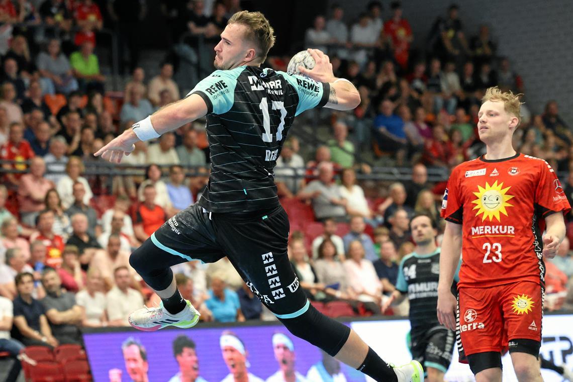 Zwar abgestiegen, zum Abschluss aber noch einmal mit viel Einsatz am Ball: Niklas Diebel und Oppenweiler/Backnang. Foto: Alexander Hornauer