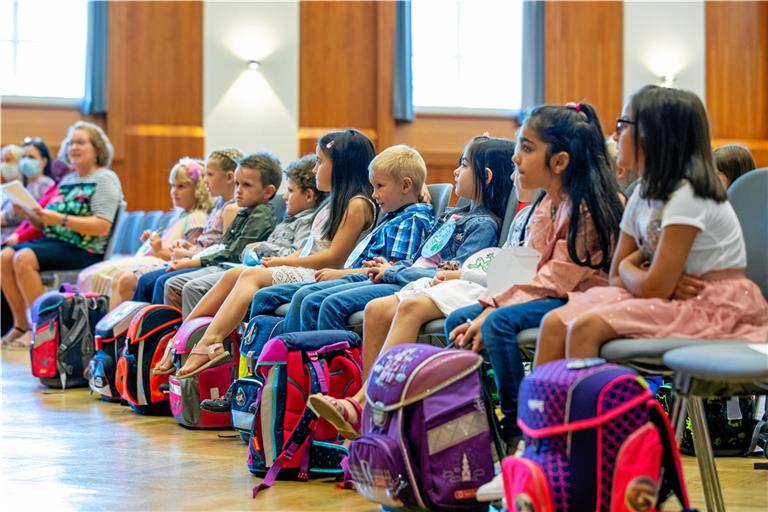 Zwar unter Pandemiebedingungen, aber nicht weniger spannend als in anderen Jahren: Die Erstklässler der Schillerschule verfolgen gebannt, was ihnen die Zweitklässler vortragen. Foto: A. Becher