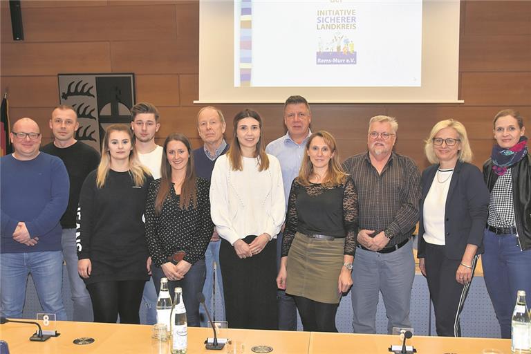 Zwar waren nicht alle der Geehrten beim Fototermin anwesend, selbstverständlich wurde aber jeder von ihnen trotzdem für seinen Einsatz geehrt. Von links: Jochen Zowe, Thomas Rienesl, Donna Baisch, Marvin Bölstler, Conny Mehlhorn, Horst Deuring, Julia Wössner, Robert Gehrung, Tatjana Schmidt und Heinz Eigel mit den Präsidiumsmitgliedern der Initiative Sicherer Landkreis Rems-Murr Claudia Maurer-Bantel und Andrea Palm. 