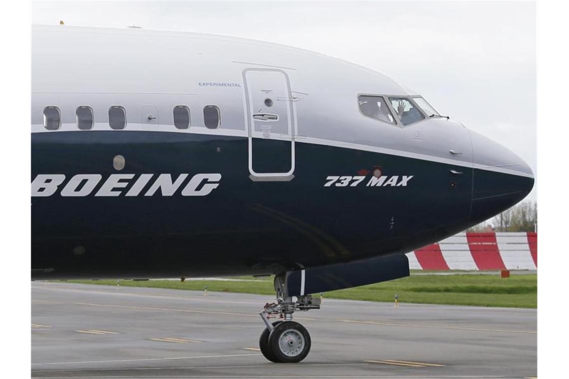 Zwei Abstürze der Baureihen 737 Max innerhalb weniger Monate haben den Flugzeugbauer Boeing in eine schwere Krise gebracht. Foto: Ted S. Warren/AP/dpa