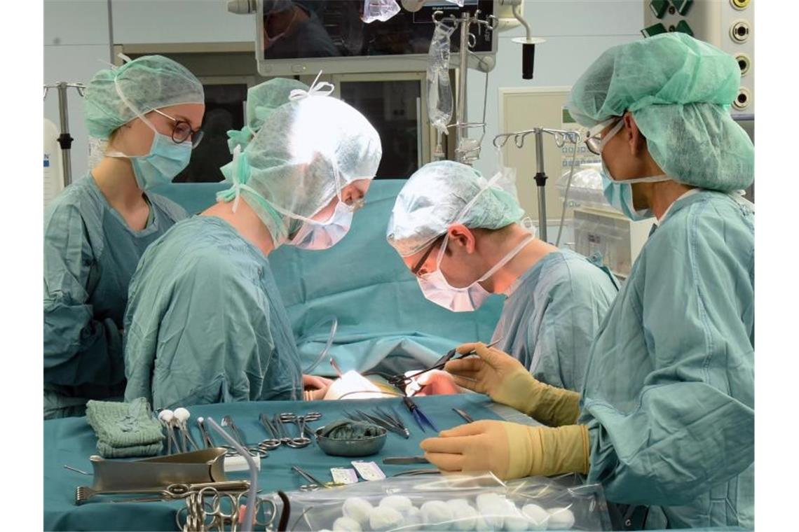 6,5 Prozent mehr Gehalt für Uniklinik-Ärzte Zwei Ärzte (Mitte) im Transplantationszentrum am Universitätsklinikum Leipzig während einer Operation. Foto: Waltraud Grubitzsch/dpa-Zentralbild/dpa