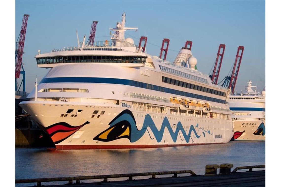 Zwei Aida-Schiffe haben am Kreuzfahrt-Terminal Steinwerder in Hamburg festgemacht. Foto: Christian Charisius/dpa