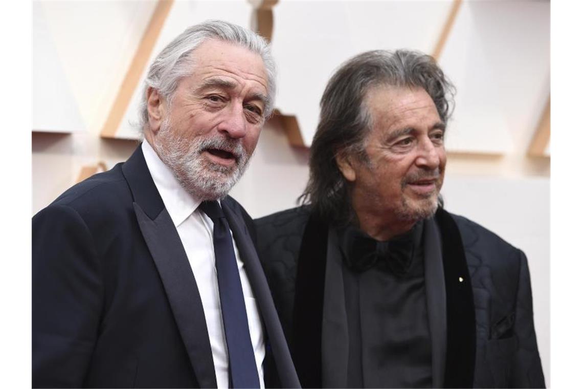 Zwei alte Hasen der Filmbranche: Die Schauspieler Robert De Niro (l) und Al Pacino kommen laufen über den roten Teppich. Foto: Jordan Strauss/Invision/AP/dpa