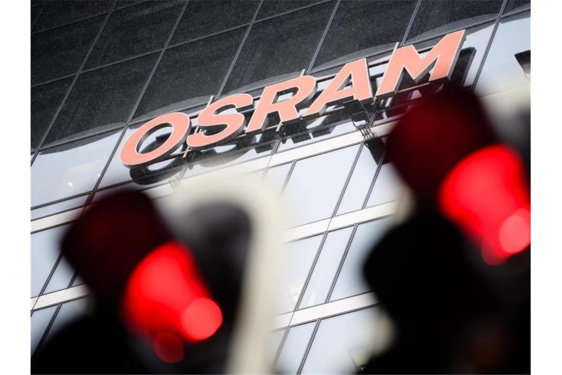 Zwei Ampeln zeigen vor der Zentrale der Firma Osram rotes Licht an. Foto: Matthias Balk