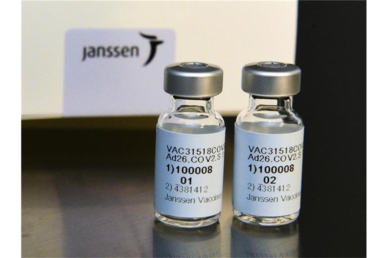 Zwei Ampullen mit dem Corona-Impfstoff von Janssen, der Pharmasparte des US-Konzerns Johnson & Johnson. Foto: Cheryl Gerber/Johnson & Johnson/dpa