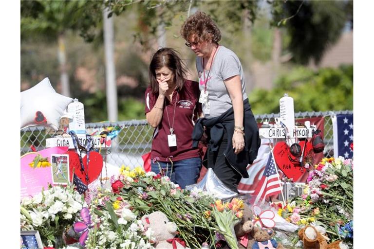 Zwei Angestellte der Stoneman Douglas High School bei ihrer Rückkehr zur Arbeit am 24. Februar 2018. Den überlebenden Opfern und Angehörigen des Massakers ist nun eine Millionen-Entschädigung von der US-Regierung zugesprochen worden. Foto: Mike Stocker/Sun Sentinel via Zuma/dpa