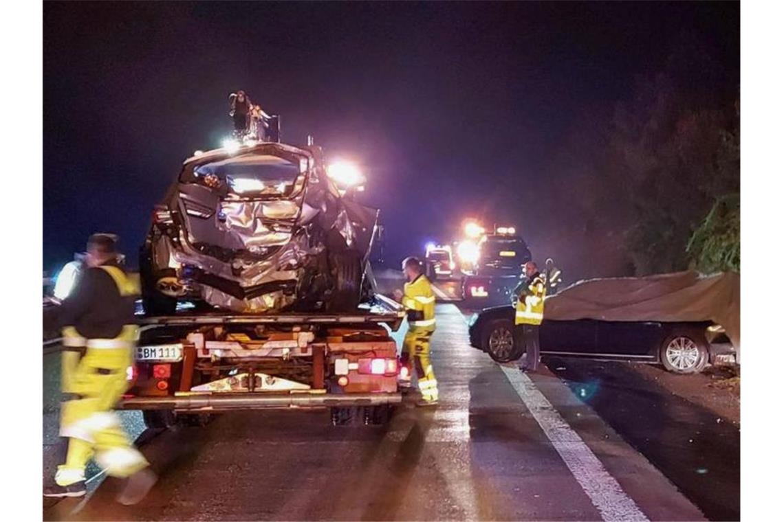 Mädchen nach Kretschmann-Autounfall in Lebensgefahr Zwei Autos sind auf Abschleppwagen verladen, während ein Fahrzeug aus der Kolonne vom MP Kretschmann noch am Straßenrand steht. Foto: Franziska Hessenauer/Einsatz-Report24/dpa