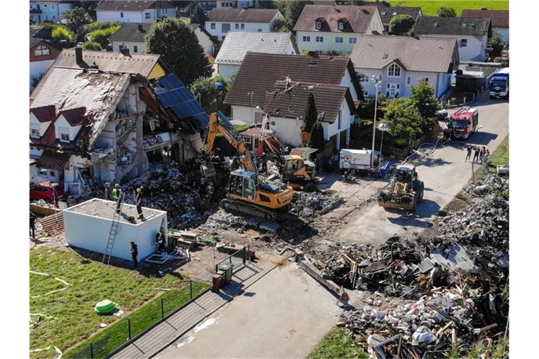 Zwei Bagger und ein Radlader bei den Bergungsarbeiten in Rohrbach. Foto: Vifogra/dpa