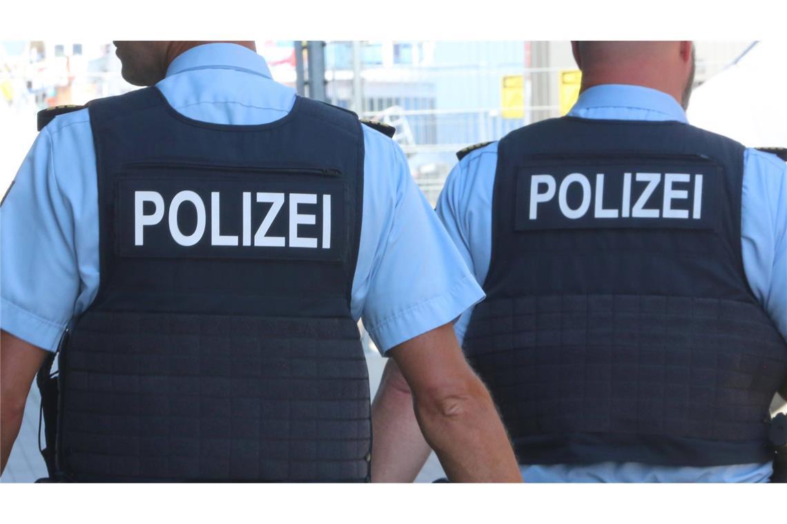 Zwei Beamte der Bundespolizei – Ein Unbekannter versprühte in einem Regionalexpress von Ulm nach Riedlingen Reizgas (Symbolfoto).
