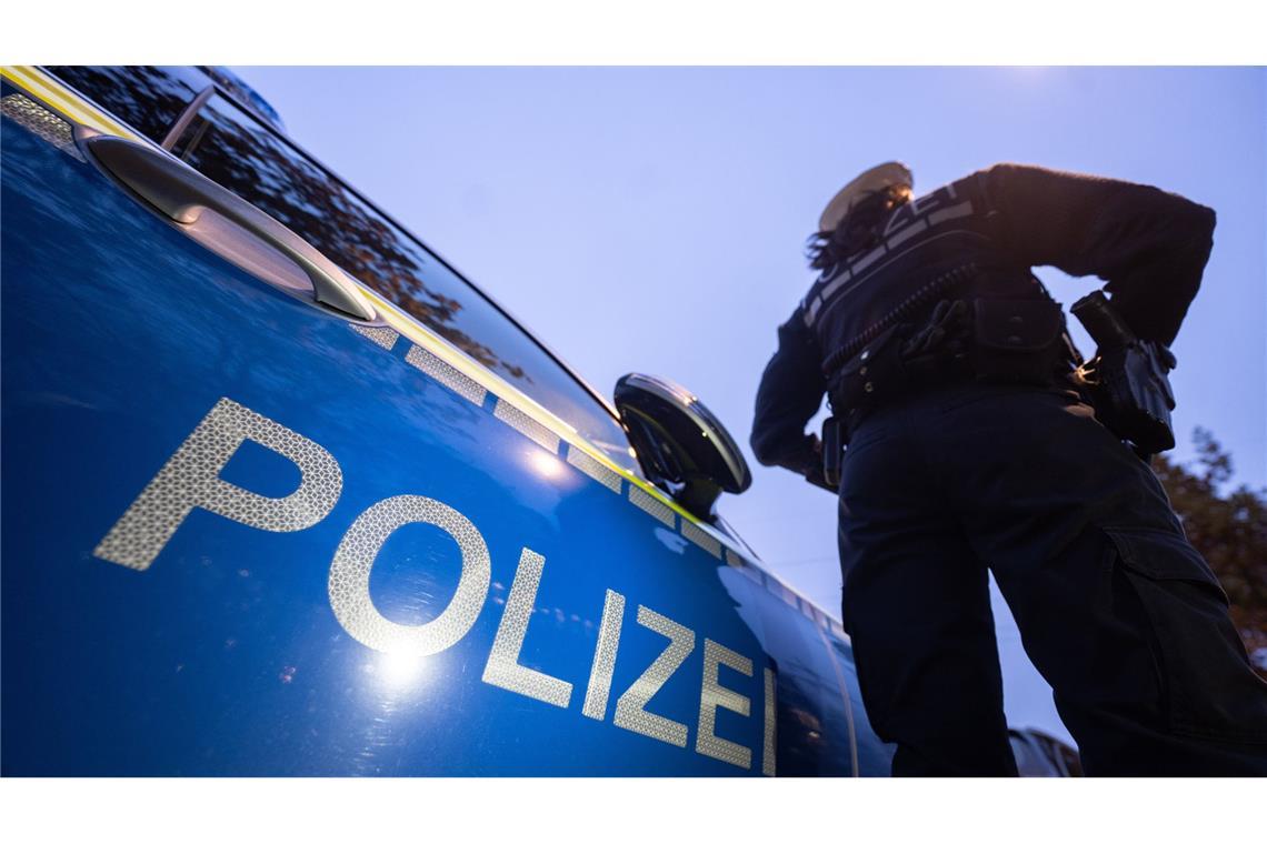 Vater prellt Zeche, fährt gegen Mauer und greift Polizei an Zwei Beamte wurden bei dem Einsatz verletzt. (Symbolbild)