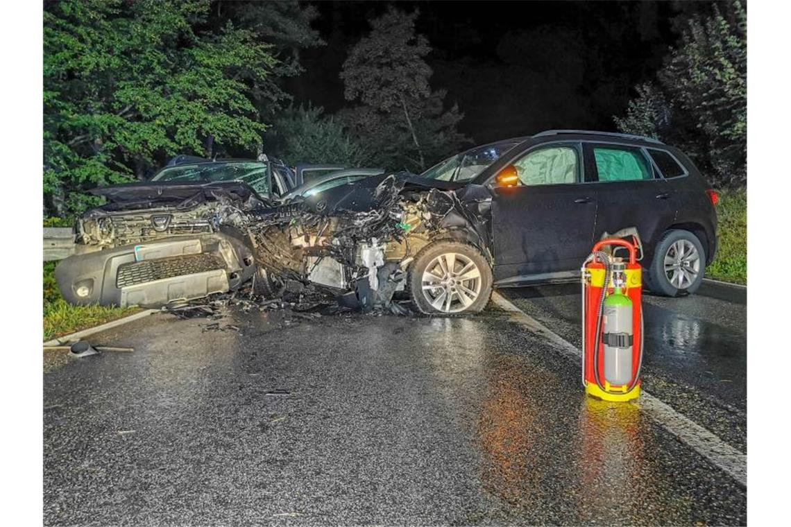 Autos stoßen auf Landstraße frontal zusammen: Vier Verletzte Zwei beschädigte Autos stehen nach einem Frontalzusammenstoß neben der Leitplanke. Foto: Julian Buchner/Einsatz-Report24 /dpa