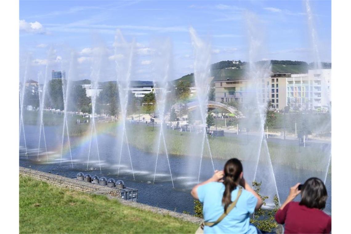 Buga zeigt Wassershows: Bisher fast zwei Millionen Besucher Zwei Besucher betrachten ein Wasserspiel. Foto: Fabian Sommer/Archivbild