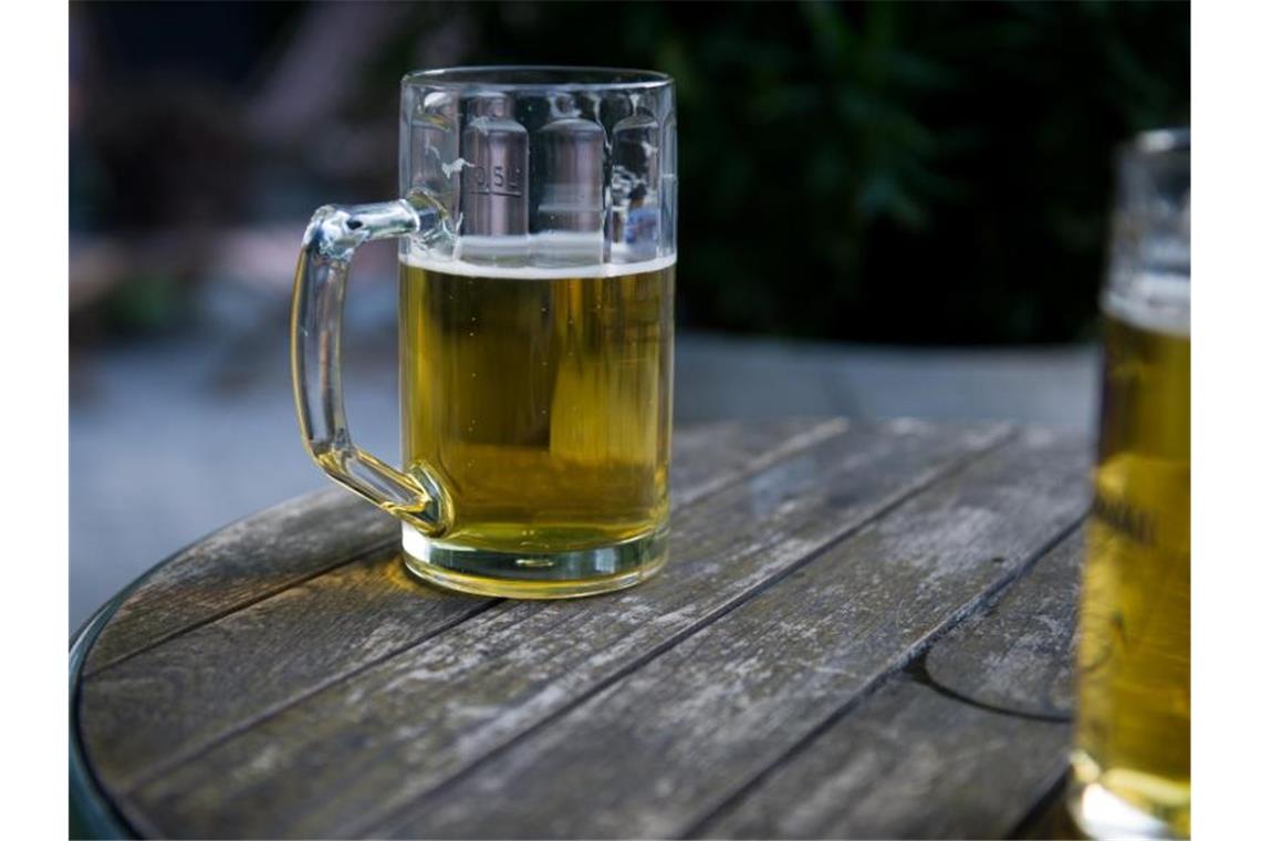 Weiden prescht bei Biergartenöffnung aus Versehen voran Zwei Bierkrüge stehen in einem Biergarten auf einem Tisch. Foto: picture alliance / dpa/Symbolbild