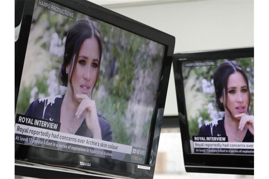 Zwei Bildschirme in Sydney zeigen australische Fernsehnachrichten über ein Interview von Prinz Harry von Großbritannien und seiner Ehefrau Herzogin Meghan. Foto: Rick Rycroft/AP/dpa