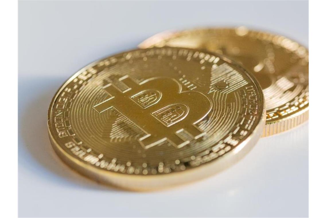 Zwei Bitcoin-Münzen liegen auf einem Tisch. Foto: Fernando Gutierrez-Juarez/dpa-Zentralbild/dpa/Symbolbild