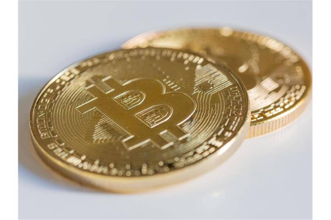 Bitcoin wird anonymer und schneller durch „Taproot“-Update Zwei Bitcoin-Münzen liegen auf einem Tisch. Nach vier Jahren wagt die Krypto-Szene erneut ein umfassendes Update, bei dem die Verschlüsslungstechnik eines deutschen Wissenschaftlers eine entscheidende Rolle spielt. Foto: Fernando Gutierrez-Juarez/dpa-Zentralbild/dpa