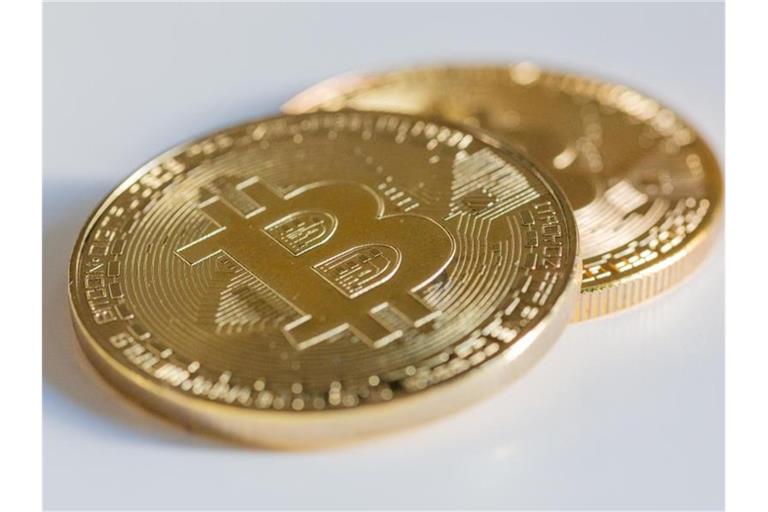 Zwei Bitcoin-Münzen liegen auf einem Tisch. Nach vier Jahren wagt die Krypto-Szene erneut ein umfassendes Update, bei dem die Verschlüsslungstechnik eines deutschen Wissenschaftlers eine entscheidende Rolle spielt. Foto: Fernando Gutierrez-Juarez/dpa-Zentralbild/dpa