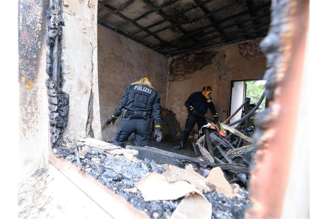 Zwei Tote bei Wohnungsbrand in Hamburg Zwei Brandermittler der Polizei im Einsatz. Foto: Jonas Walzberg/dpa