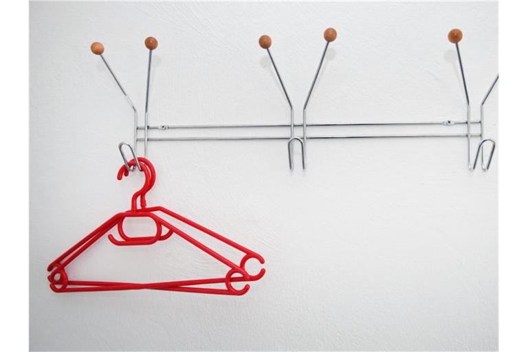 Zwei Bügel hängen an einer Garderobe in einer Jugendherberge. Foto: Stefan Sauer/dpa/Symbolbild