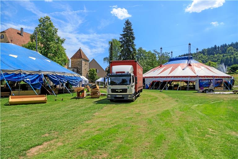 Zwei Bühnen sorgen beim diesjährigen Sommerpalast im Murrhardter Stadtgarten für kulturelle und musikalische Vielfalt. Foto: Stefan Bossow
