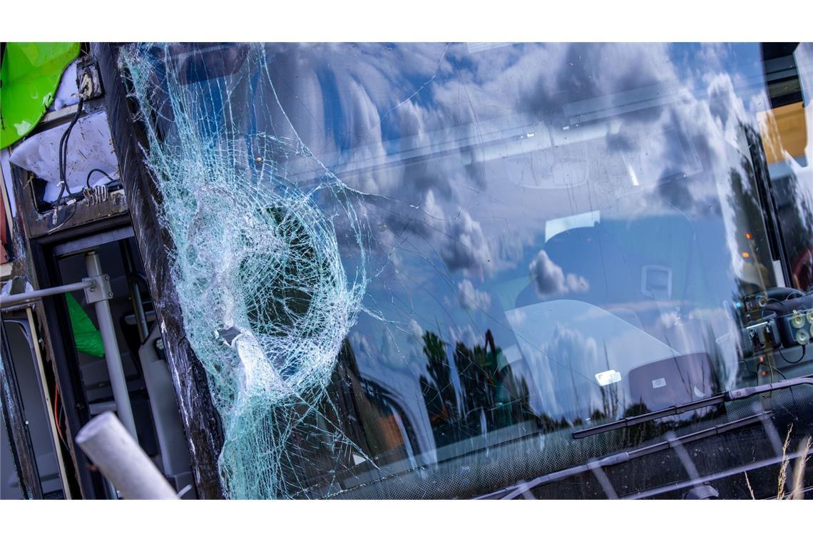 Nächtlicher Busunfall - viele Verletzte, unklare Ursache