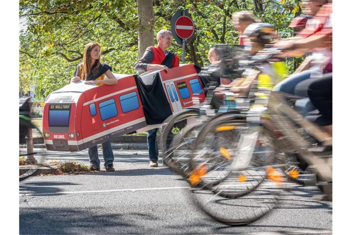 Zwei Demonstranten haben sich als S-Bahnverkleidet - mit dem Fahrtziel „Nulltarif“. Foto: Frank Rumpenhorst