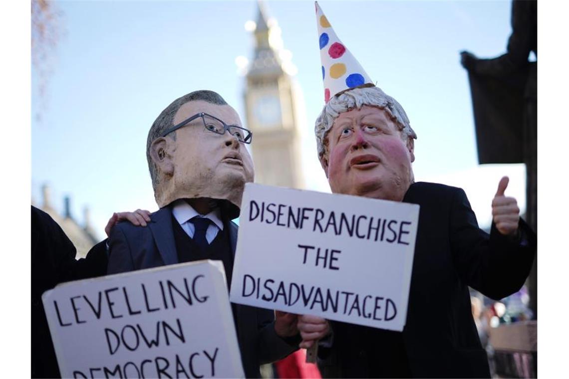 Wie die „Partygate“-Affäre die britische Politik lähmt Zwei Demonstranten in Westminster haben sich als Minister Michael Gove und Premier Boris Johnson verkleidet - letzterer mit Partyhütchen. Foto: Aaron Chown/PA Wire/dpa