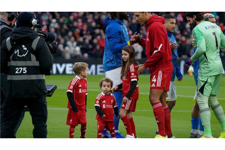 Zwei der drei Kinder von Diogo Jota, Dinis und Duarte, begleiten die Maskottchen beim ersten Spiel zwischen Liverpool und den Wolves