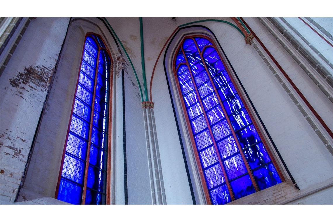 Poesie mit dem Nagel - Günther Uecker ist tot Zwei der vier von Günther Uecker gestalteten großen farbigen Glasfenster im Schweriner Dom.