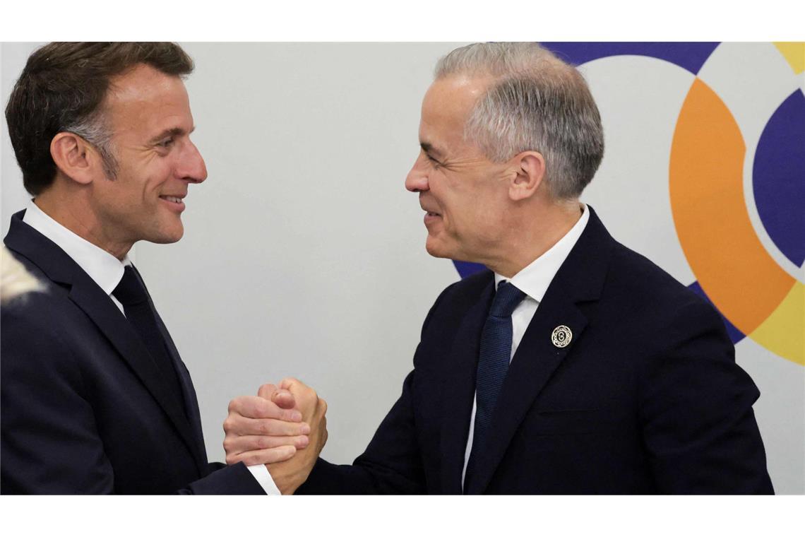 Zwei, die sich verstehen: Frankreichs Präsident Emmanuel Macron begrüßt Kanadas Premier Mark Carney beim Treffen der Europäischen Politischen Gemeinschaft in Armenien.