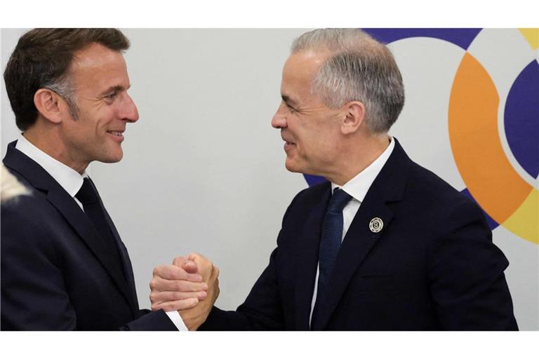 Zwei, die sich verstehen: Frankreichs Präsident Emmanuel Macron begrüßt Kanadas Premier Mark Carney beim Treffen der Europäischen Politischen Gemeinschaft in Armenien.