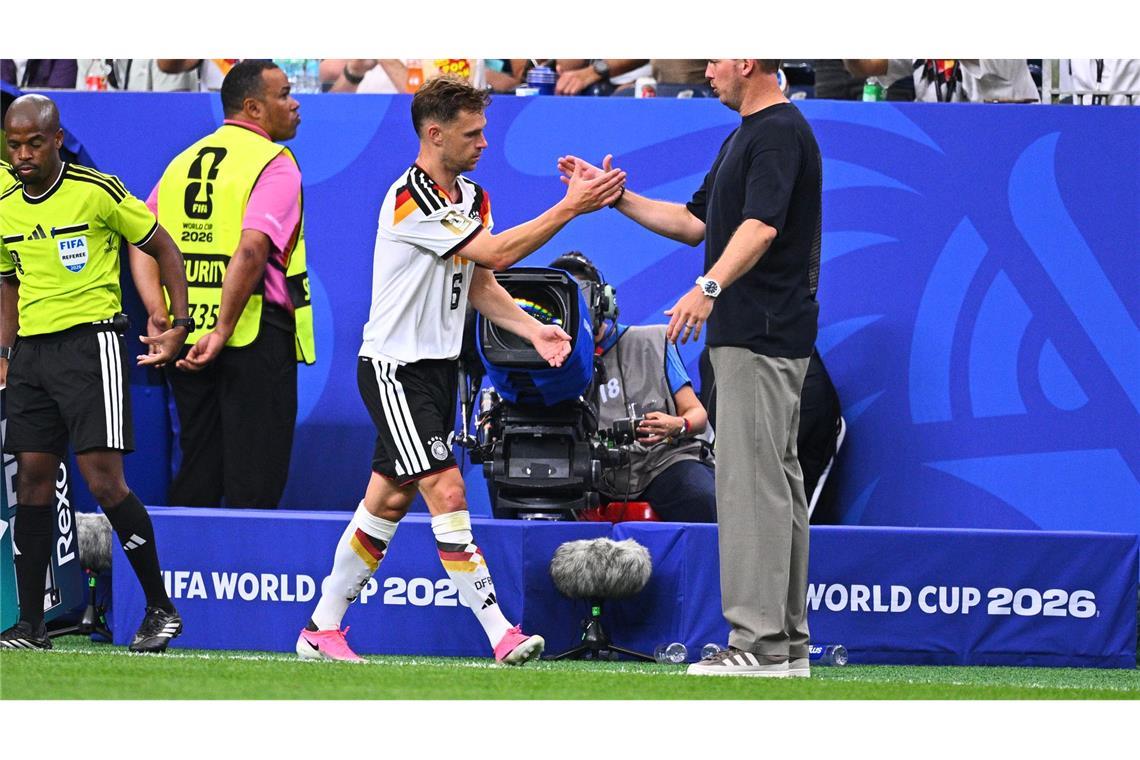 Zwei, die sich verstehen. Julian Nagelsmann klatscht mit Joshua Kimmich ab.