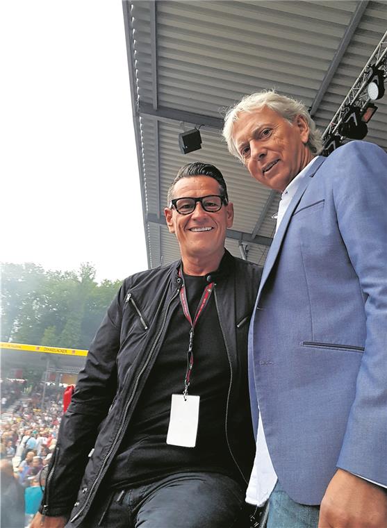 Schmetterlingsregen und Kussattacken Zwei, die stolz auf das Geschehen blicken: Uli Ferber (rechts) und Klaus Leutgeb. Er hat die Bühne konzipiert. Foto: Y. Weirauch