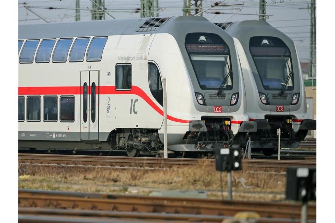 Zwei Doppelstockzüge der zweiten Generation des InterCity stehen auf den Gleisanlagen vor dem Leipziger Hauptbahnhof. Foto: Jan Woitas/dpa-Zentralbild/dpa