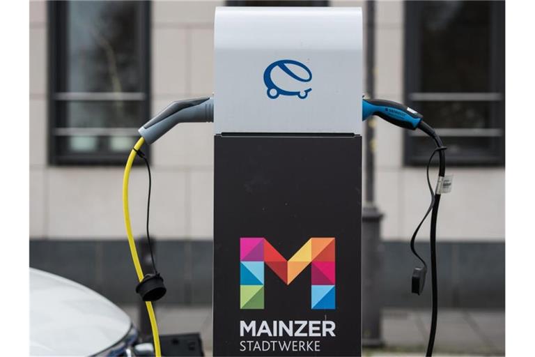 Zwei E-Fahrzeuge werden an einer Ladestation der Mainzer Stadtwerke aufgeladen. Foto: Andreas Arnold/dpa