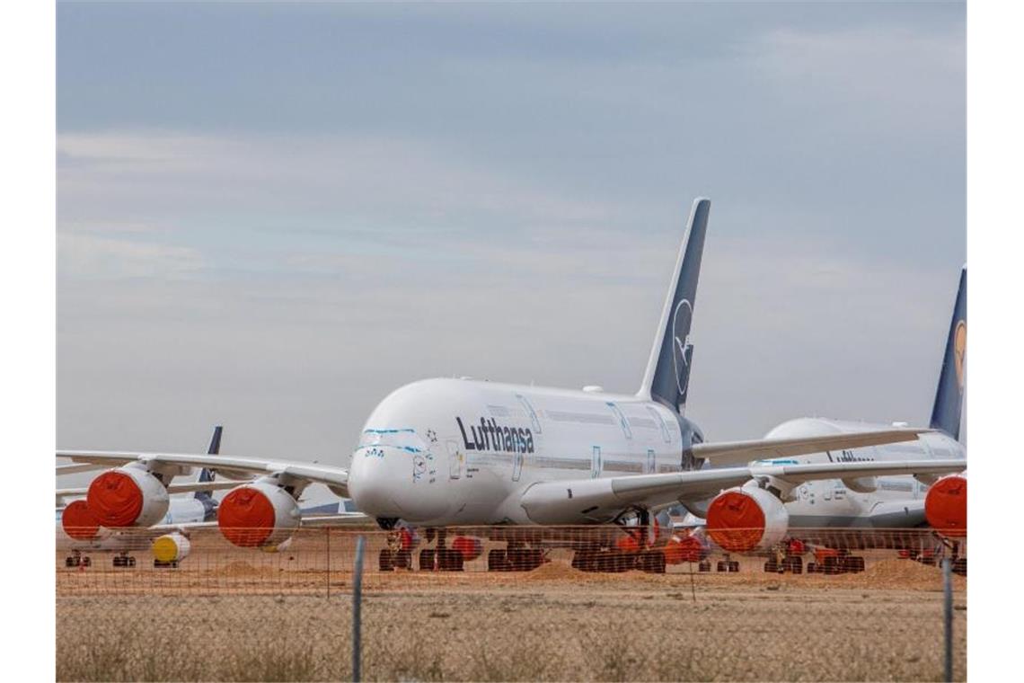 Zwei eingemotte Airbus A380 der Fluggesellschaft Lufthansa sind auf dem Flughafen Teruel in Spanien abgestellt. Foto: Javier Escriche/dpa