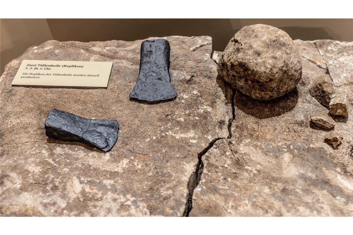 Zwei eisenzetliche Beile von den Bruchhauser-Steinen werden von Archäologen präsentiert. Die Bruchhauser Steine sind ein Nationales Naturmonument und Bodendenkmal. Die markante Felsformation bildet eine rund 2000 Jahre alte Befestigungsanlage, deren Zweck bis heute Gegenstand der Forschung ist.