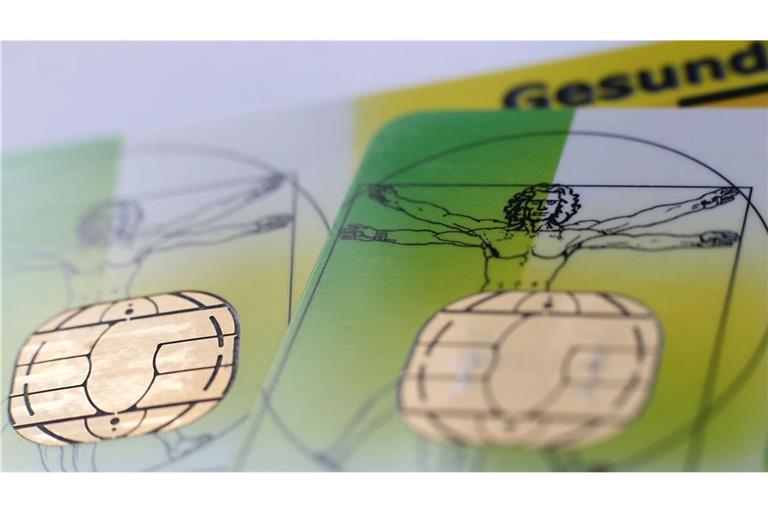 Zwei elektronische Versichertenkarten der Allgemeinen Ortskrankenkassen (AOK) liegen auf einem Tisch.