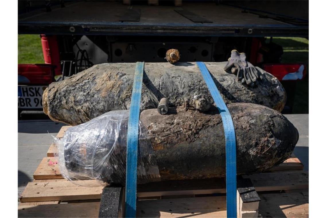 Experten entschärfen tonnenweise Munition und Blindgänger Zwei entschärften Weltkriegsbomben liegen festgeschnürt auf der Ladefläche eines Lastwagens. Foto: Bernd Thissen/dpa