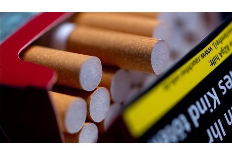 Zwei Euro mehr pro Zigarettenpackung, um die Krankenkassen zu entlasten - so der Vorschlag eines CSU-Politikers. (Symbolbild)
