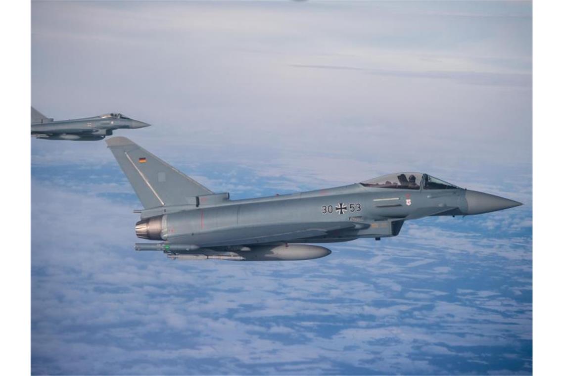 Zwei Eurofighter Typhoon der deutschen Luftwaffe. Zwei „Eurofighter“ der Bundeswehr sind in Mecklenburg-Vorpommern abgestürzt. Foto: Arne Immanuel Bänsch/Archiv