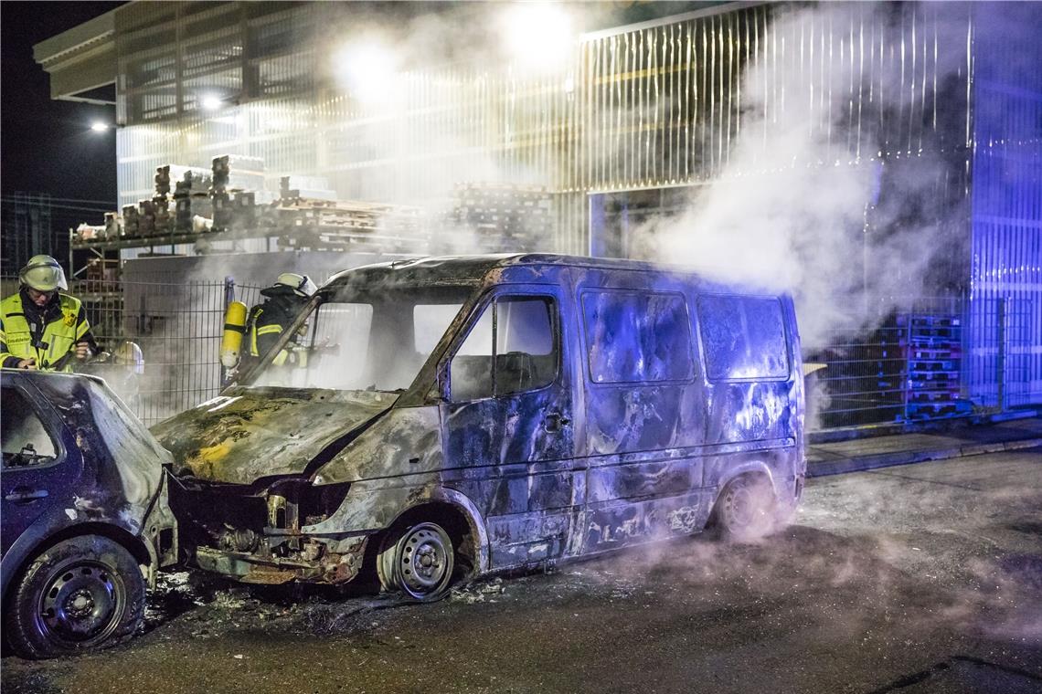 Fahrzeug angezündet: Schaden in Höhe von 100.000 Euro Zwei Fahrzeuge sind vollständig ausgebrannt. Foto: Benjamin Beytekin