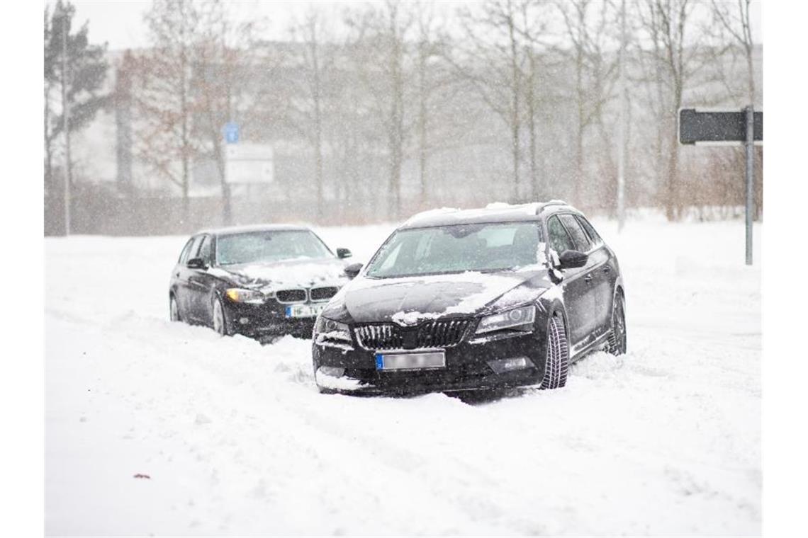 Zwei Fahrzeuge stecken auf einer Straße in Bielefeld fest. Foto: Marcel Kusch/dpa