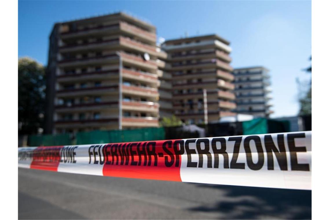 Zwei Familien haben trotz Corona-Infektionen ihre Quarantäne in dem Komplex verlassen. Foto: Marius Becker/dpa