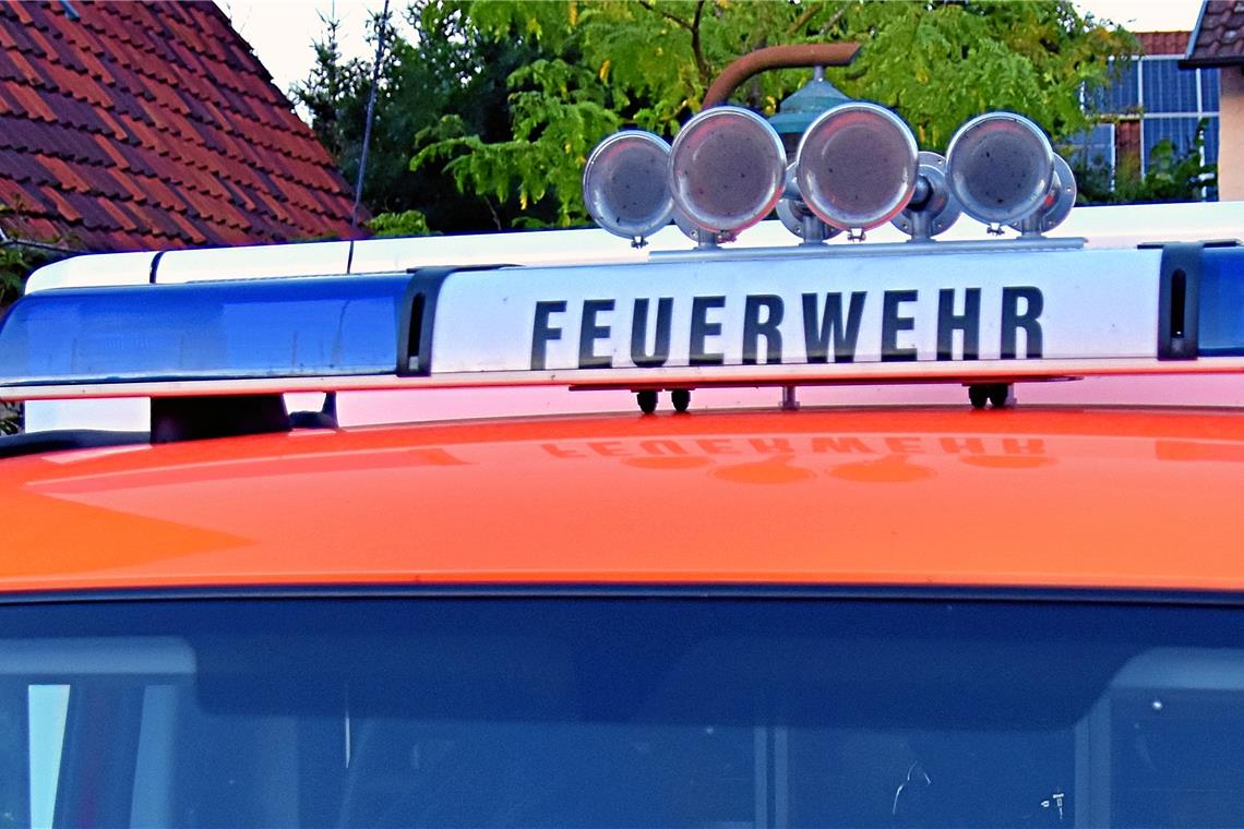 Sulzbach an der Murr: Gartenhütten durch Feuer zerstört Zwei Feuerwehrleute erlitten beim Löscheinsatz Kreislaufprobleme. Sie wurden vom Rettungsdienst versorgt. Symbolbild: T. Sellmaier