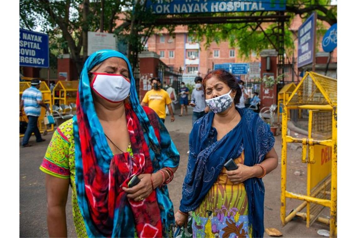 Zahl der Corona-Toten in Indien steigt auf mehr als 300.000 Zwei Frauen betrauern in Neu Delhi den Tod eines Angehörigen. Foto: Pradeep Gaur/SOPA Images via ZUMA Wire/dpa